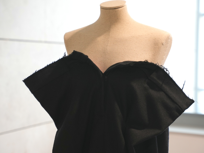 Vestido negro de Ernesto Naranjo sobre maniquí
