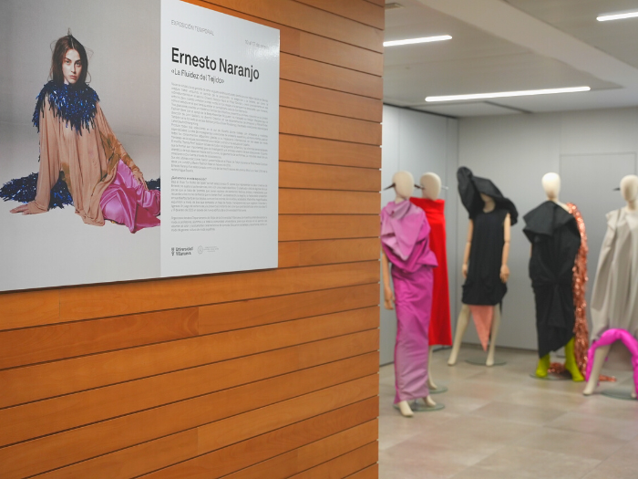 Maniquíes en la exposición de Ernesto Naranjo, 'La fluidez del tejido en la Universidad Villanueva