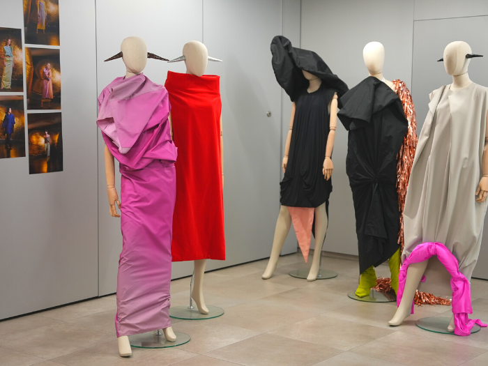 Maniquíes en la exposición de Ernesto Naranjo, 'La fluidez del tejido en la Universidad Villanueva