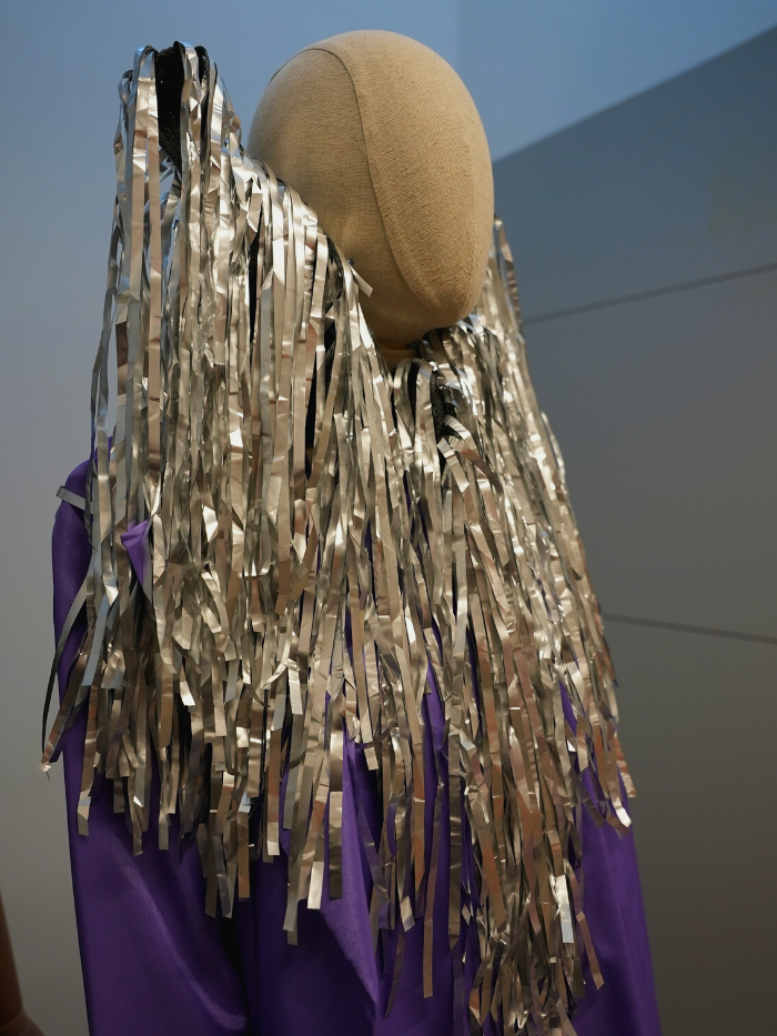 Maniquí en la exposición de Ernesto Naranjo, 'La fluidez del tejido en la Universidad Villanueva