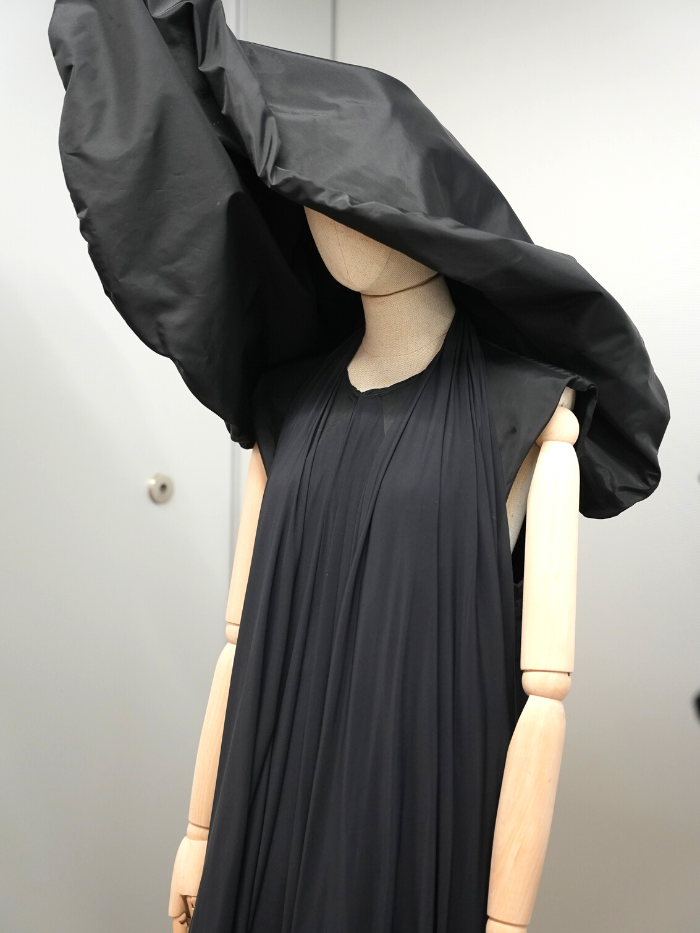 Maniquí en la exposición de Ernesto Naranjo, 'La fluidez del tejido en la Universidad Villanueva