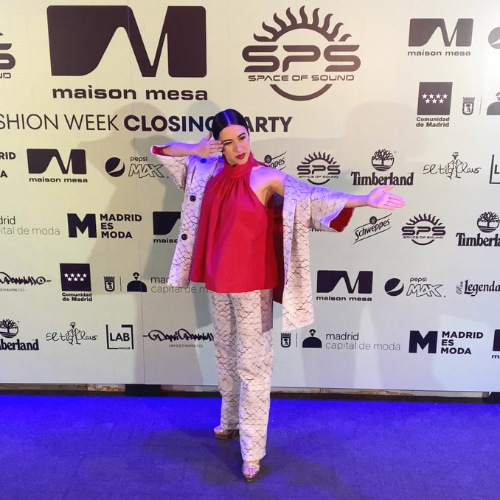 Blanca Paloma en el photocall del desfile de Maison Mesa