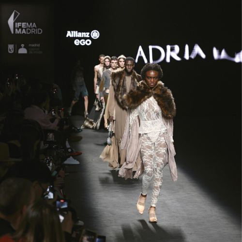 Modelos vestidas para Adrià Egea desfilando en IFEMA