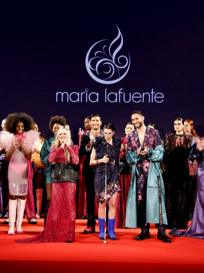 María Lafuente junto a sus modelos en el cierre de su desfile