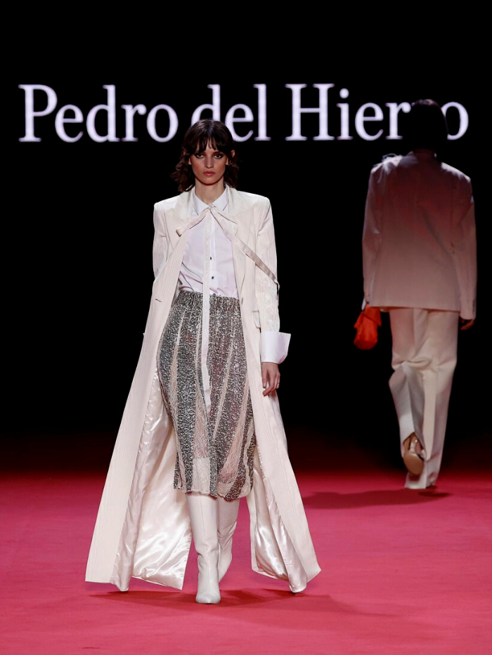 Modelo desfilando para Pedro del Hierro