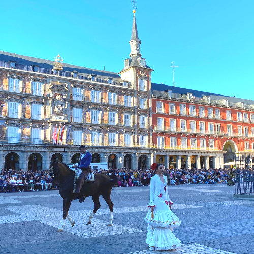 Jinete y modelo en la Plaza Mayor