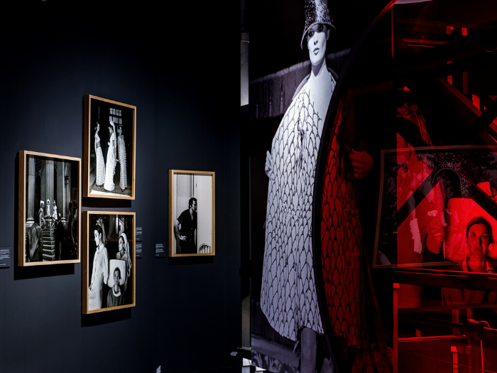 Sala de exposiciones del Canal de Isabel II con fotografías de Joana Biarnés