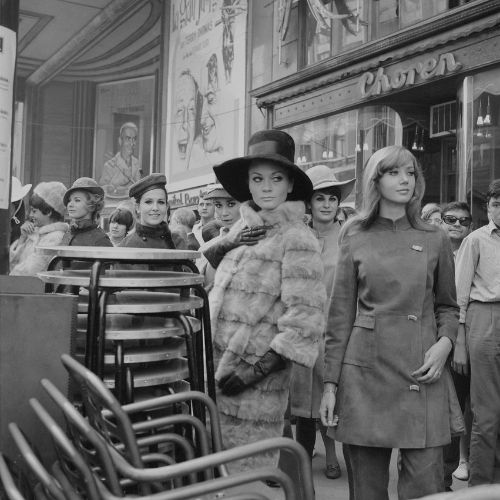 Modelos en la Gran Vía en los los años 60