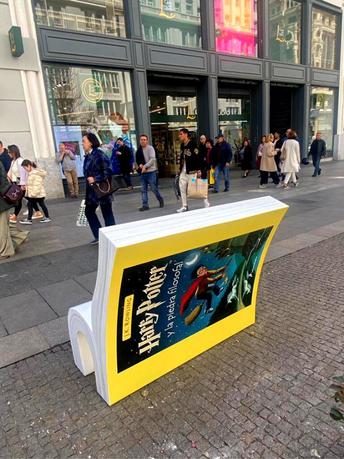 Banco de Harry Potter frente a la puerta de la Casa del Libro