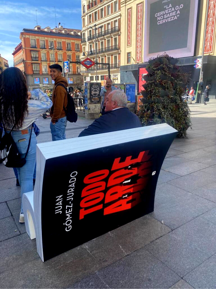 Banco de Juan Gómez Jurado en la Plaza de Callao