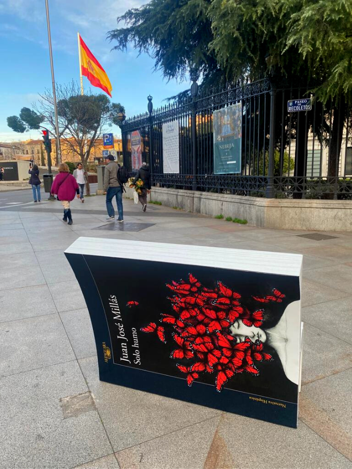 Banco de Juan José Millás frente a la Biblioteca Nacional