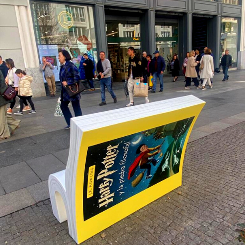 Banco de Harry Potter frente a la puerta de la Casa del Libro