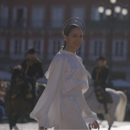 Modelo desfilando en la Plaza mayor