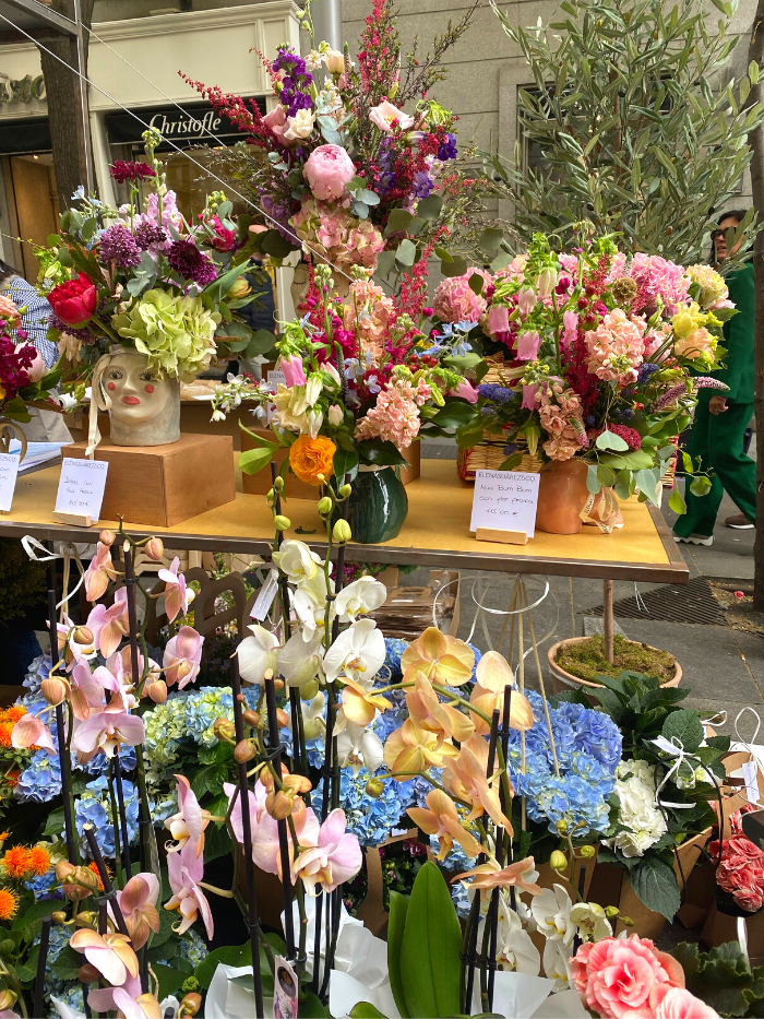 Propuesta florales en un puesto del Mercado de las flores de Vogue en la calle Jorge Juan