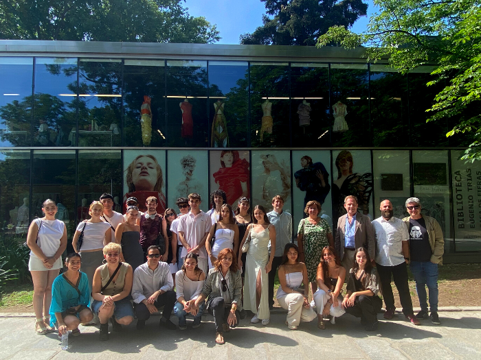 Alumnos y profesores de CSDMM- UPM frente a la Biblioteca Eugenio Trías en el Retiro