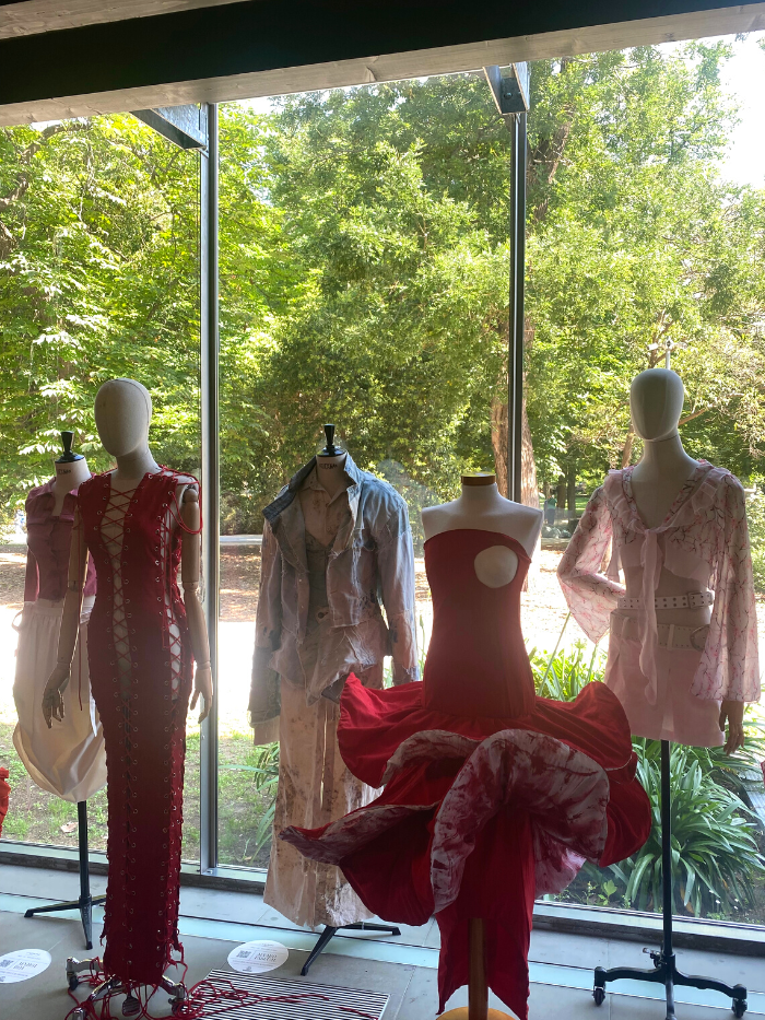 Maniquíes en la biblioteca Eugenio Trías en el parque de El Retiro