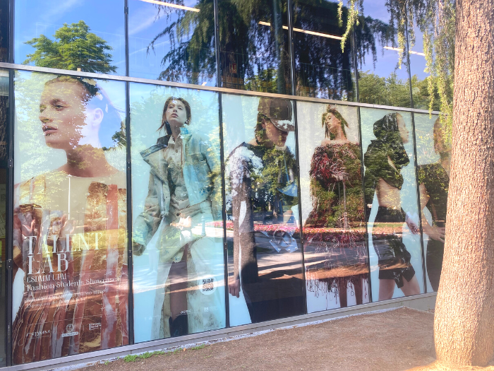 Fotos de moda expuestas en la biblioteca Eugenio Trías en el parque de El Retiro