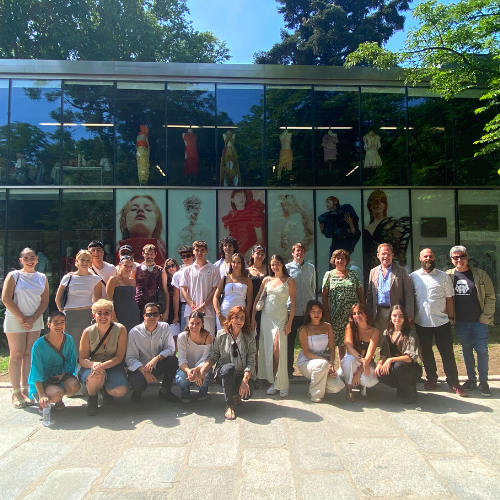 Alumnos y profesores de CSDMM- UPM frente a la Biblioteca Eugenio Trías en el Retiro