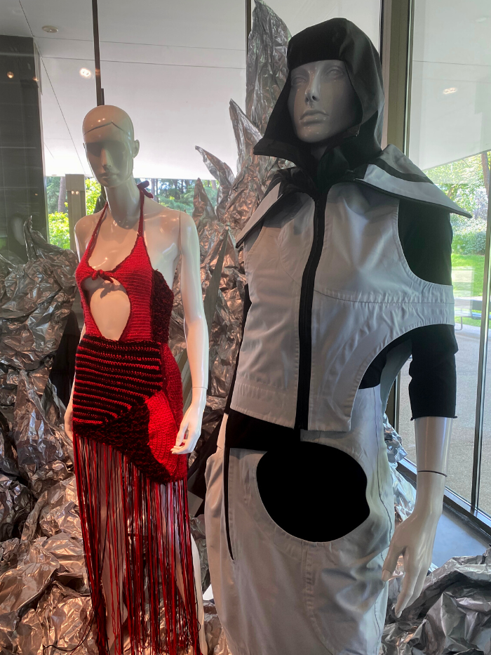 Maniquíes vestidos por alumnos de IADE