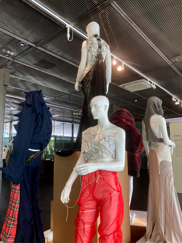 Maniquíes vestidos por los alumnos de Arte Diez.