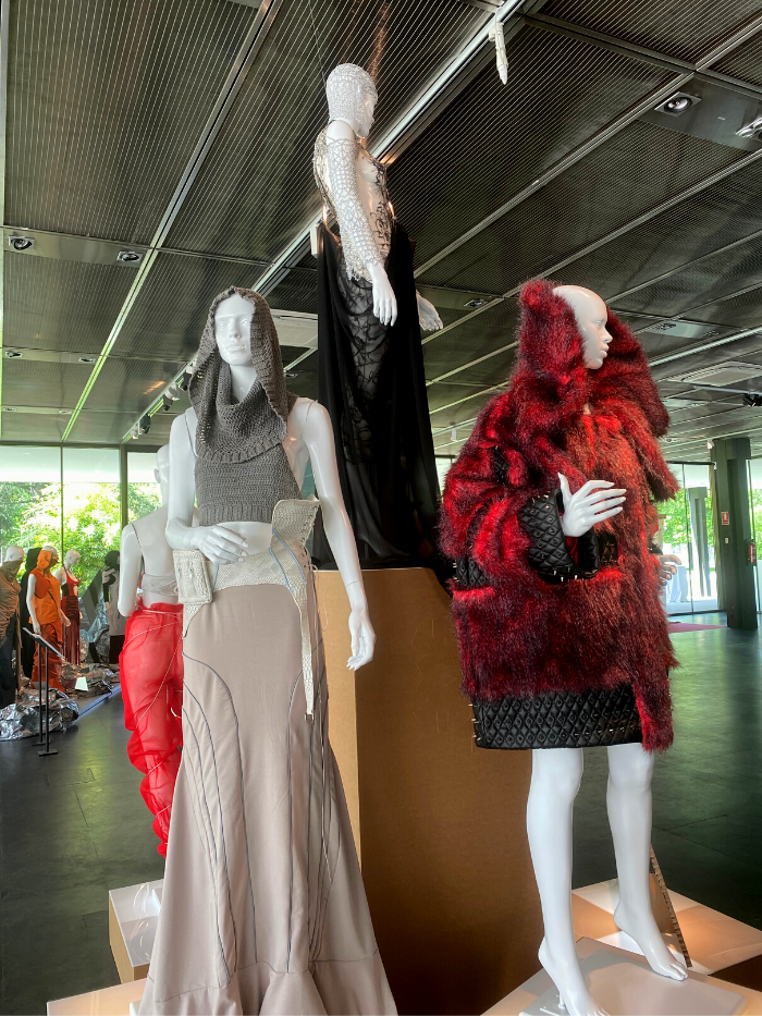 Maniquíes vestidos por los alumnos de Arte Diez.