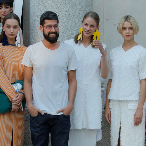 Moisés Nieto junto a sus modelos en el Jardín Botánico de Madrid