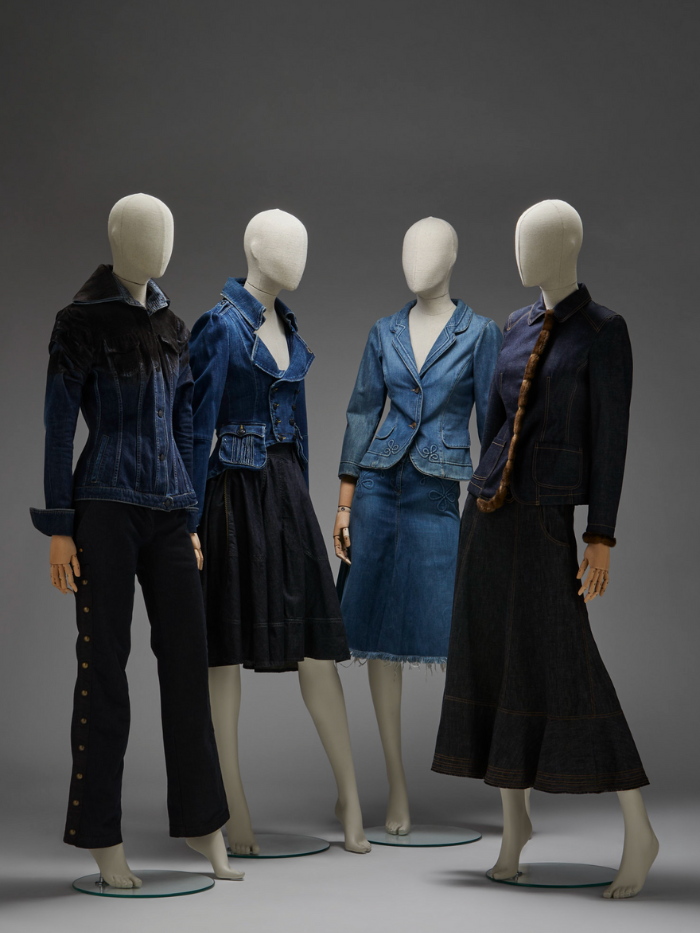 Maniquíes de la exposición Jeans de la calle al Ritz en el Museo del Traje