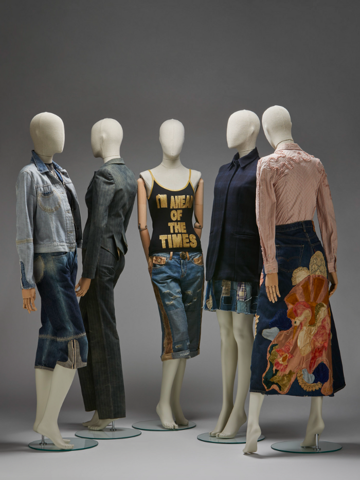 Maniquíes de la exposición Jeans de la calle al Ritz en el Museo del Traje