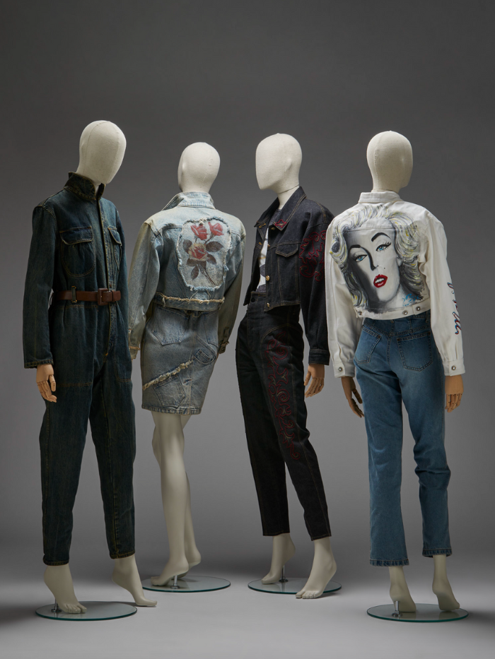 Maniquíes de la exposición Jeans de la calle al Ritz en el Museo del Traje