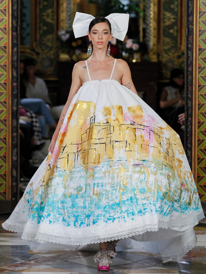 Modelo desfilando en el Palacio de Santoña para Atelier Couture