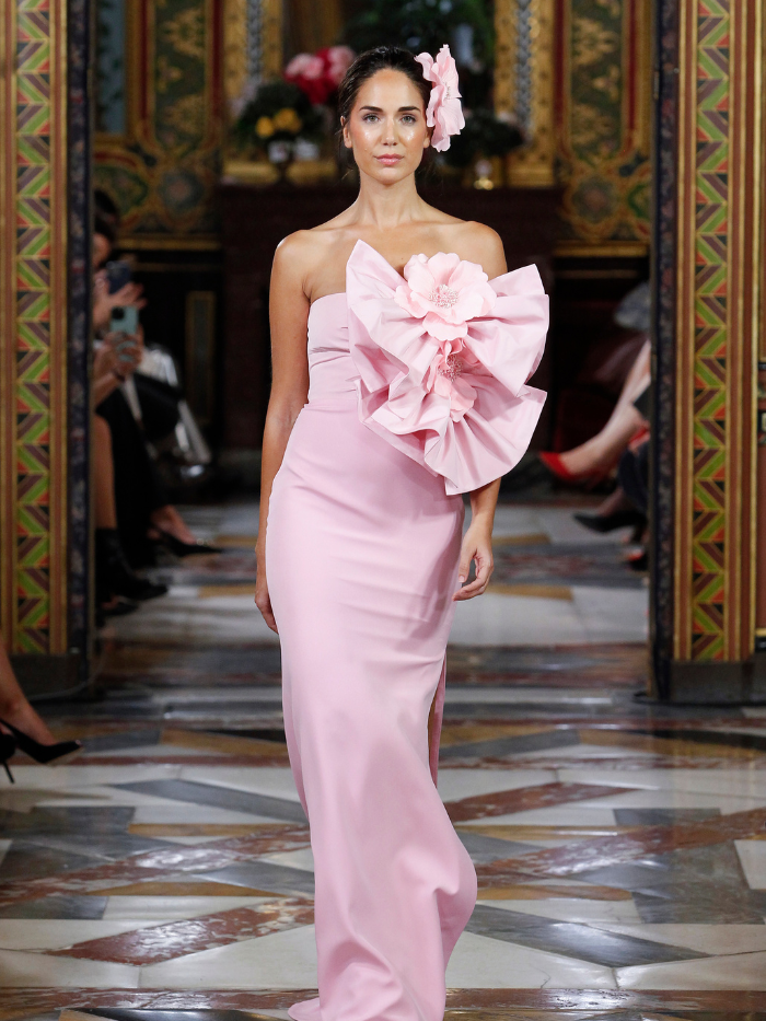 Modelo desfilando en el Palacio de Santoña para Atelier Couture