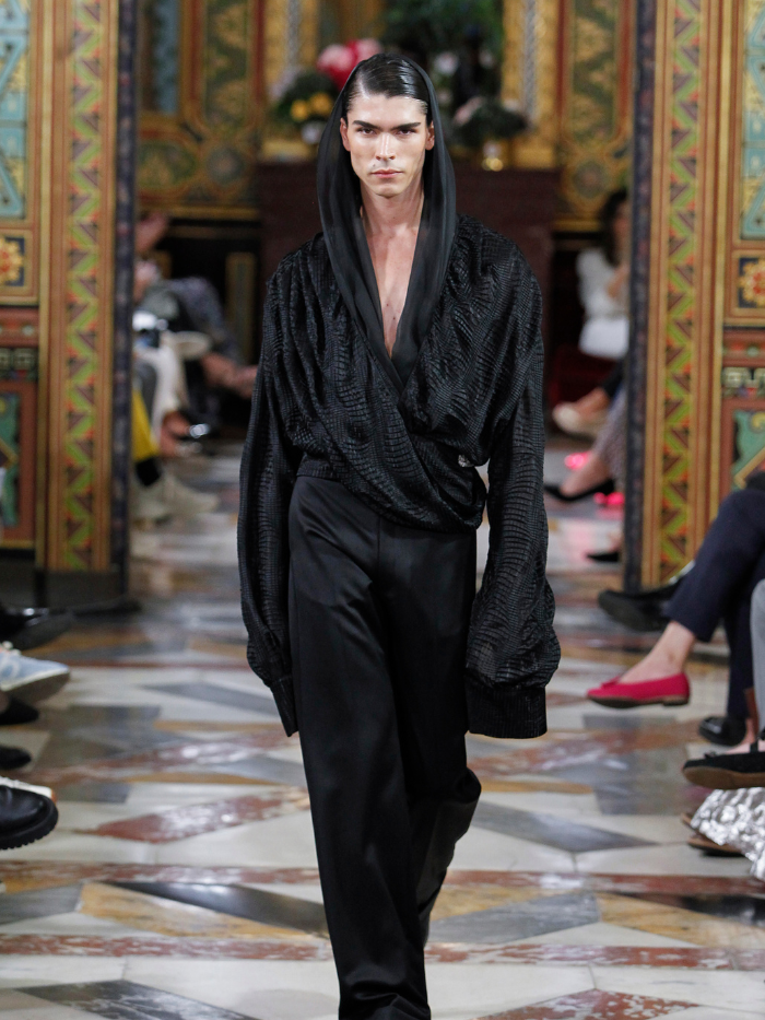 Modelo desfilando en el Palacio de Santoña para Atelier Couture