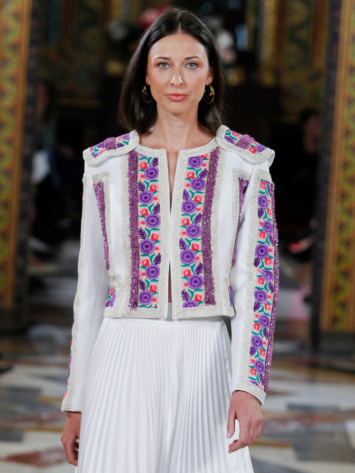 Modelo desfilando en el Palacio de Santoña para Atelier Couture