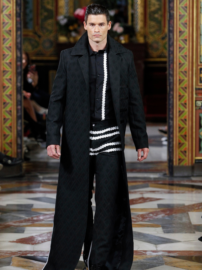 Modelo desfilando en el Palacio de Santoña para Atelier Couture