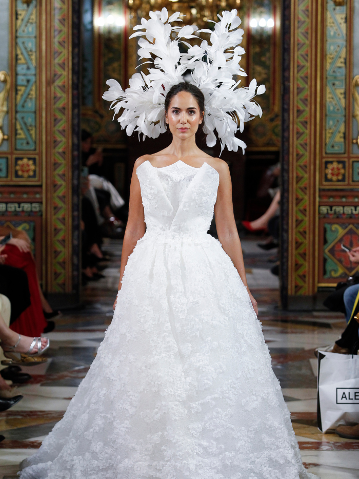 Modelo desfilando en el Palacio de Santoña para Atelier Couture