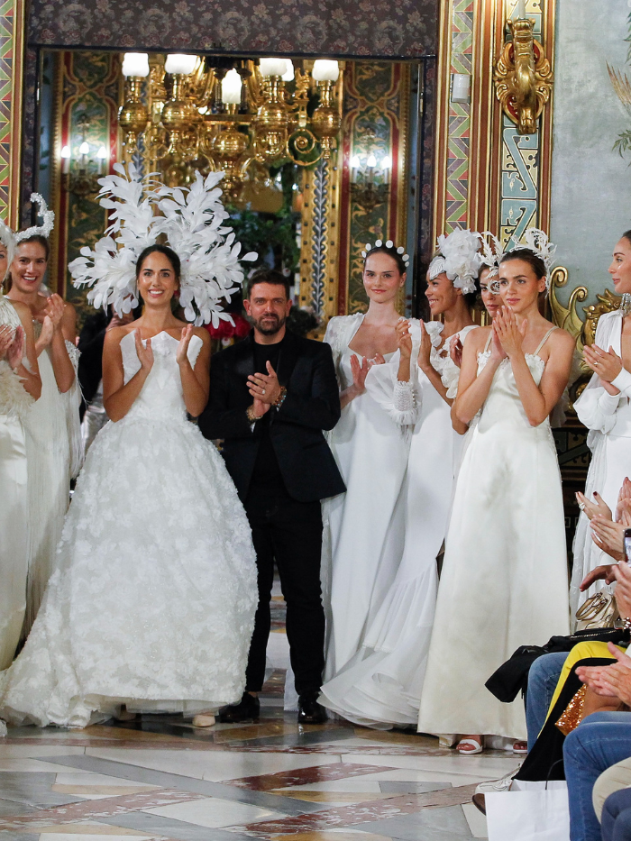 Modelo desfilando en el Palacio de Santoña para Atelier Couture