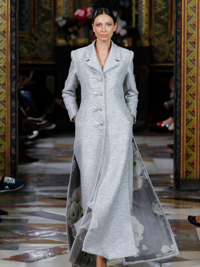 Modelo desfilando en el Palacio de Santoña para Atelier Couture