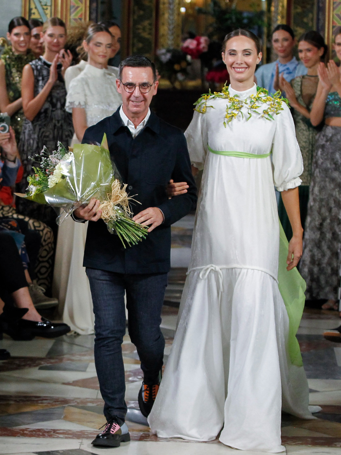 Modelo desfilando en el Palacio de Santoña para Atelier Couture