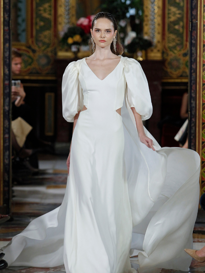 Modelo desfilando en el Palacio de Santoña para Atelier Couture