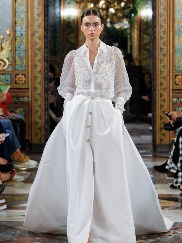 Modelo desfilando en el Palacio de Santoña para Atelier Couture