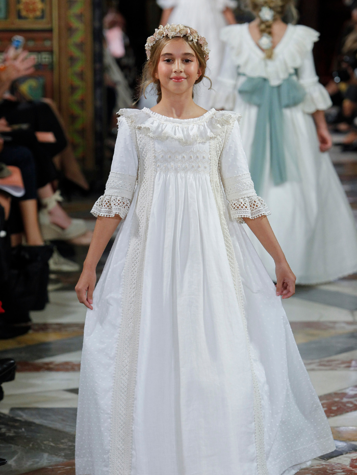 Modelo desfilando en el Palacio de Santoña para Atelier Couture