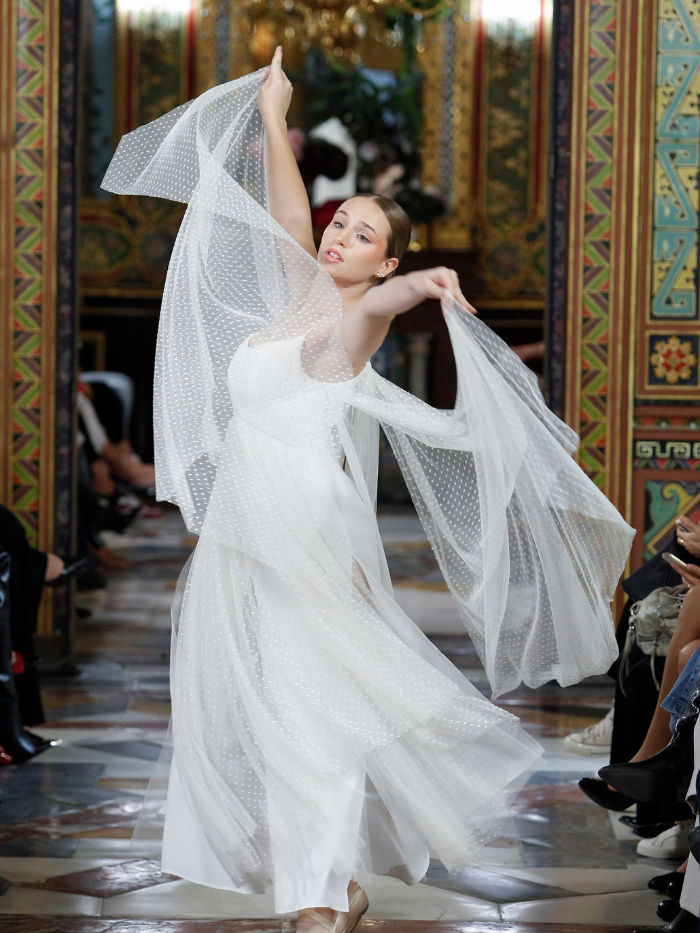 Modelo desfilando en el Palacio de Santoña para Atelier Couture