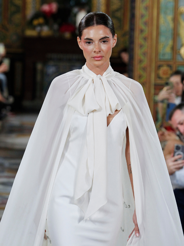 Modelo desfilando en el Palacio de Santoña para Atelier Couture