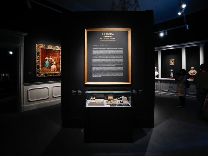 Sala del Palacio de Liria con la exposición de la Moda en la Casa de Alba