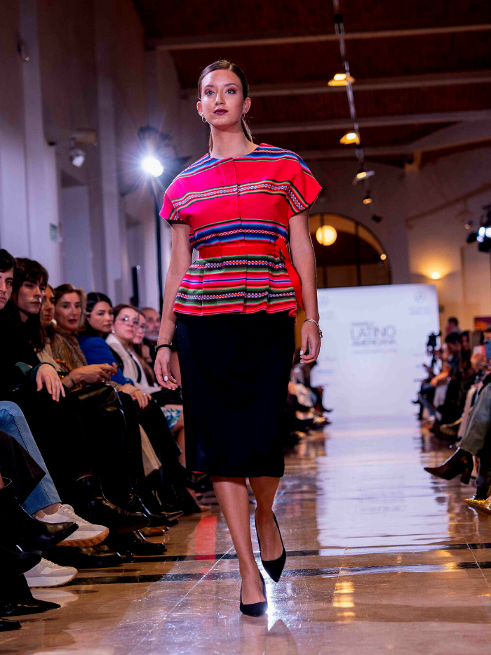 Modelo desfilando en Pasarela Latinoamericana