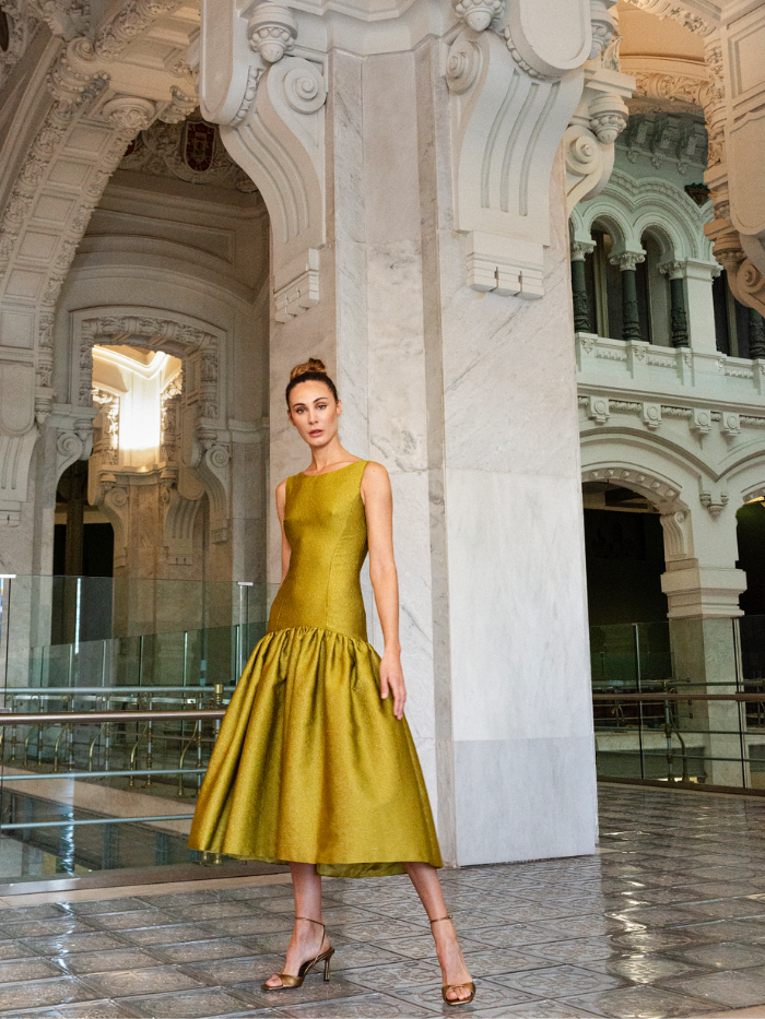 Modelo vestida de Fely Campo en el Palacio de Cibeles