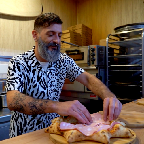 Hombre haciendo pizza en el Mercado de Numancia