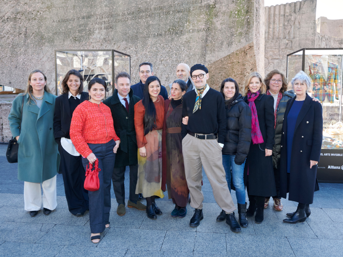 Autoridades en la exposición de artesanía en la Plaza de Colón