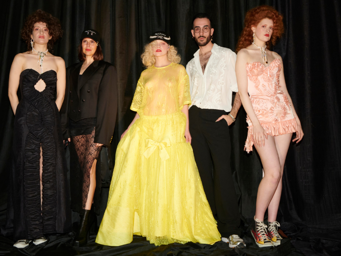 Modelos vestidas por Guillermo Décimo & Janet Bardot
