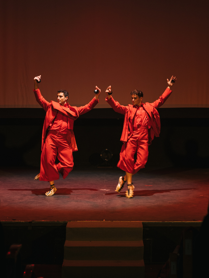 Bailarines vestidos de OTEYZA